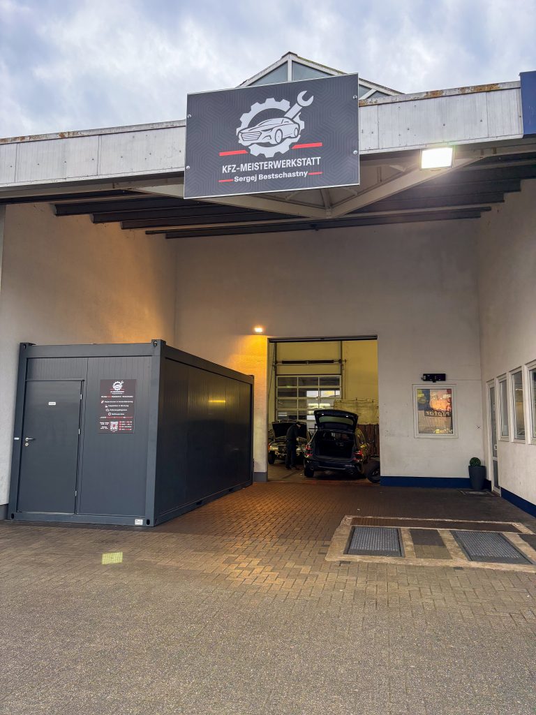 KFZ-Meisterwerkstatt Sergej Bestschastny – Werkstatteingang in Grevenbroich
